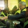 Kardynał Krajewski pod metrem Termini osobiście nalewa zupę potrzebującym.