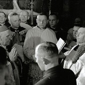Abp Jałbrzykowski odprawia Mszę św.  podczas pogrzebu kard. Augusta Hlonda.