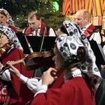 Koncert zespołów "Kostrzanie" i "Mazowsze" w Bazylice Mniejszej