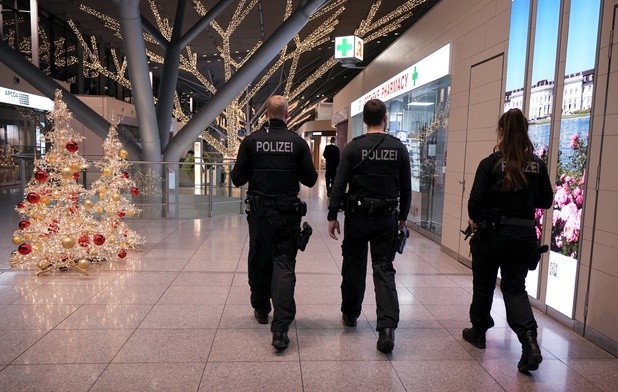 Alarm na lotniskach - policja poszukuje kilku osób