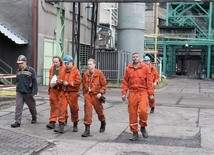 Ratownicy górniczy walczą z pożarem w kopalni CSM