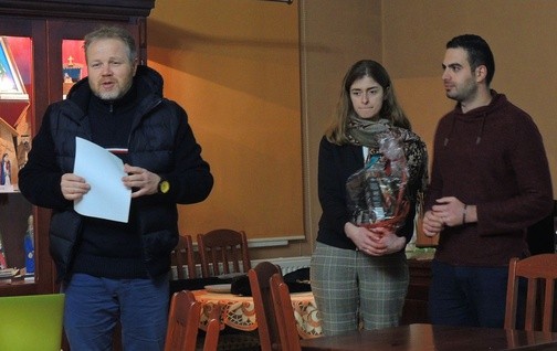 Ks. Mirosław Szewieczek, inicjator rodzinnej "Podróży życia", z Sylwią i Yousefem Hazbounami