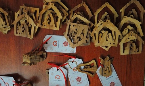 Stajenki z drewna oliwnego, wykonane przez niepełnosprawnych uczestników warsztatów współfinansowanych przez Caritas i polski MSZ. Można je kupić także przez stronę: dbobox.com