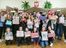 Uczniowie SP 33 z Bielska-Białej z przygotowanymi przez siebie paczkami dla rówieśników z Ukrainy