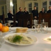 Łamanie się opłatkiem i życzenia w radomskim Wyższym Seminarium Duchownym. Za moment rozpocznie się wieczerza wigilijna