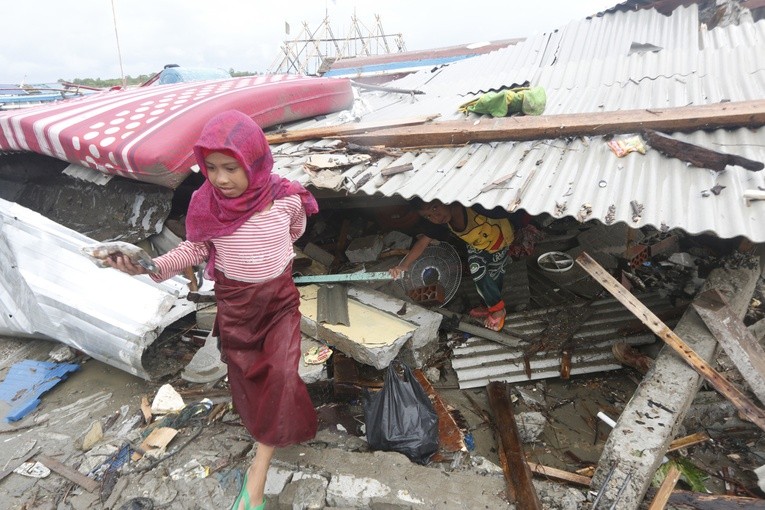 Bilans tsunami w Indonezji: 373 zabitych i niemal 1,5 tys. rannych