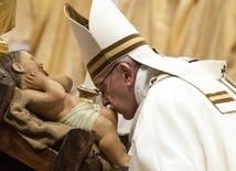 Franciszek przewodniczył Pasterce w Watykanie 