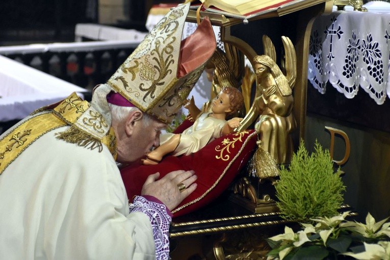Biskup na początku i na końcu liturgii ucałował stopy Bożej Dzieciny