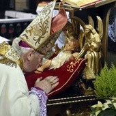 Biskup na początku i na końcu liturgii ucałował stopy Bożej Dzieciny