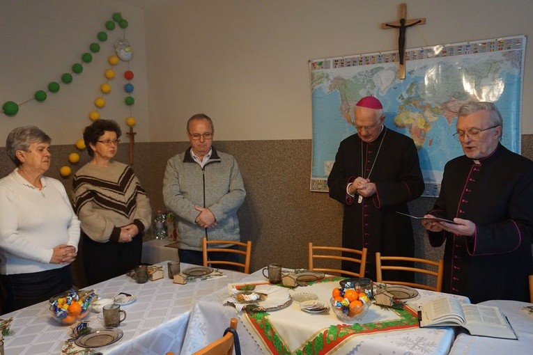 Świąteczne spotkanie biskupa Deca z rodzinami osób pracujących na misjach