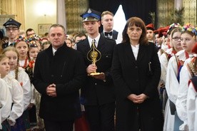 Parafianie wnoszą relikwie św. Jana Pawła II do kościoła w Chełmie