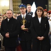 Parafianie wnoszą relikwie św. Jana Pawła II do kościoła w Chełmie