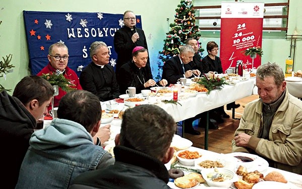 Ks. Radosław Kisiel mówił, że najważniejszymi gośćmi przy wspólnym stole są potrzebujący.