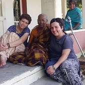 Opolska wolontariuszka (z lewej) w leprozorium w Indiach.
