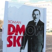 	Portret Dmowskiego  na wystawie IPN „Ojcowie Niepodległości” ustawiono  na krakowskim pl. Szczepańskim, przez który polityk wielokrotnie niegdyś przechodził.
