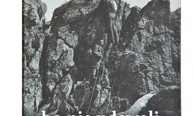 Na okładce – bł. Pier Giorgio Frassati pomaga wejść swoim towarzyszom na szczyt Rocca Sella w Alpach włoskich. To zdjęcie nie było dotąd publikowane.