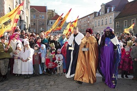 Królewskie świty przemierzają wiele miast wrocławskiej archidiecezji (zdjęcie z 2014 r. z Brzegu).
