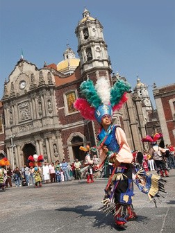 Guadalupe. Tańczą Indianie, cyrkowcy żonglują piłeczkami. I co najciekawsze: oni w ten sposób się modlą.