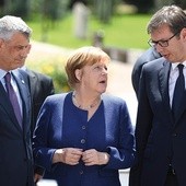 Prezydenci: Serbii Aleksandar Vučić (pierwszy z prawej) i Kosowa Hashim Thaçi (drugi z lewej) w towarzystwie Angeli Merkel na nieformalnym szczycie Unii Europejskiej z krajami Bałkanów Zachodnich, który odbył się w Sofii 17 maja 2018 r.
