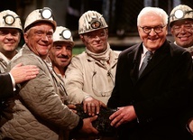 Ostatnią bryłę węgla górnicy przekazali prezydentowi Niemiec Frankowi-Walterowi Steinmeierowi.