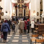 Od rana krakowianie przychodzą do kościoła, by pomodlić się przy trumnie bp. Tadeusza