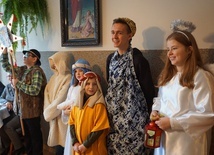 Kolędnicy misyjni podczas spotkania z rodzinami misjonarzy w domu sióstr klawerianek