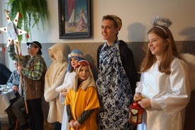 Kolędnicy misyjni podczas spotkania z rodzinami misjonarzy w domu sióstr klawerianek