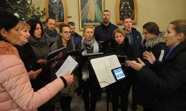 Kamienicki chór małżonków zachwycił swoim śpiewem uczestników wspólnego kolędowania Domowego Kościoła diecezji