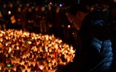 Modlitwa w intencji ofiar tragedii w escape roomie - miejsce zdarzenia