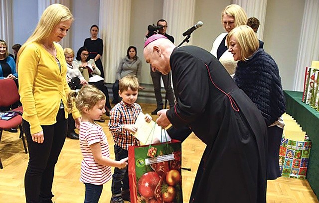 Nagrody wręczali goście − bp Andrzej Iwanecki i Magdalena Budny, sekretarz powiatu gliwickiego.