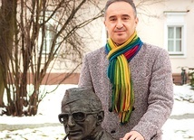 Zbigniew Cierniak przy pomniku kompozytora, który przysiadł na parkowej ławeczce z fajką i nutami słynnej pieśni „Helokanie”.
