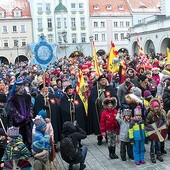 Różnokolorowe pochody spotkały się na rynku w Gliwicach.