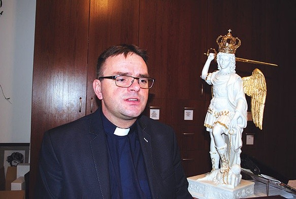 Ksiądz Rafał zapewnia, że warto wciągać ludzi do upiększania kościelnej liturgii.