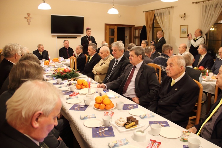 Mężczyźni z kościelnej służby na spotkaniu opłatkowym