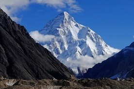 Rosjanie walczą o pierwsze zimowe wejście na K2. Ich lider - pewny siebie i nieustępliwy
