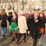 Polonez maturzystów na Starym Rynku w Łowiczu