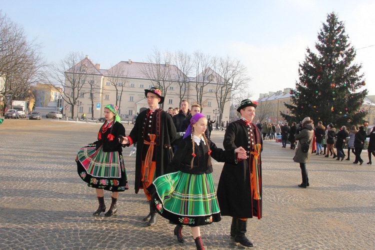 Polonez maturzystów na Starym Rynku w Łowiczu