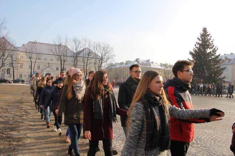 Polonez maturzystów na Starym Rynku w Łowiczu