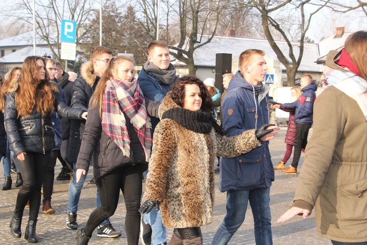 Polonez maturzystów na Starym Rynku w Łowiczu