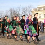 Polonez maturzystów na Starym Rynku w Łowiczu