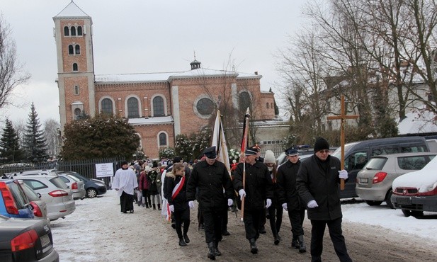 Po żałobnej Eucharystii ciało śp. ks. S. Kalinowskiego przewieziono w kondukcie na miejscowy cmentarz