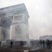 Paryż: Starcia pod Łukiem Triumfalnym