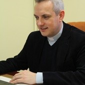 Ks. Piotr Karpiński cieszy się z sukcesu swoich uczniów i nauczycieli