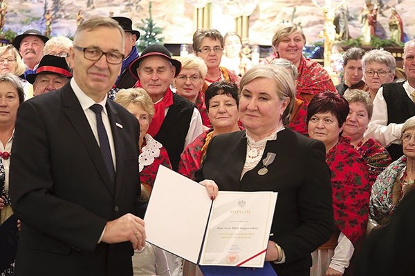 Ewa Biłek-Regnowska, nagrodzona za pracę na rzecz osób niepełnosprawnych.
