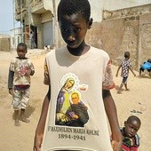 Chłopczyk spotkany w muzułmańskiej dzielnicy, gdzie ma powstać parafia.