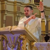 O. Tomasz Gałuszka OP podczas pierwszej katechezy w bazylice hałcnowskiej, poświęconej mocy Ducha Bożego