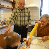Mały Szymon bardzo lubi bawić się z babcią i dziadkiem