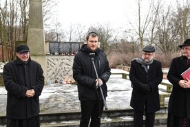Podczas wspólnej modlitwy na Cmentarzu Żydowskim w Łodzi