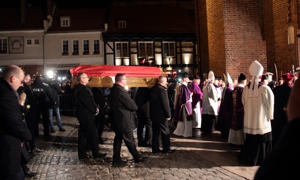Trumna z ciałem prezydenta Pawła Adamowicza została wprowadzona głównym wejściem do bazyliki Mariackiej