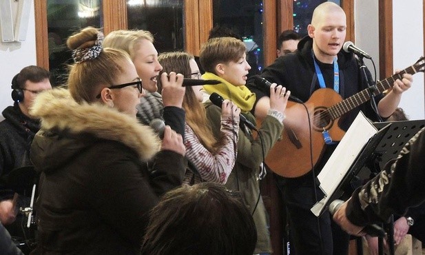 Projekt Uwielbieniowy JeMU poprowdził żywołowy śpiew podczas modlitwy młodych